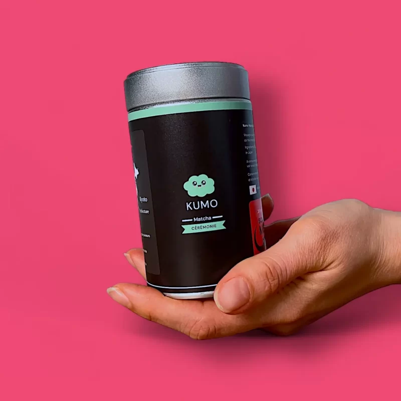 Boîte de thé matcha cérémonie Kumo 70 g tenue en main