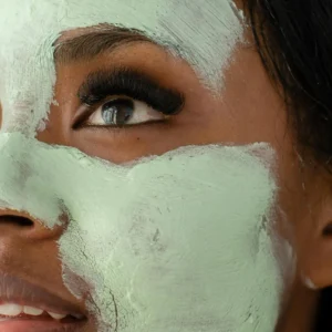 Femme appliquant une crème anti-âge au matcha sur le visage